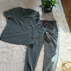 Figs Charcoal Green Scrub Set Small Petite
